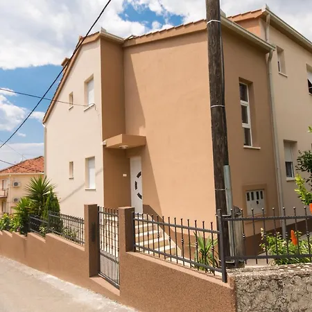 Ploka Aparthotel Okrug Gornji