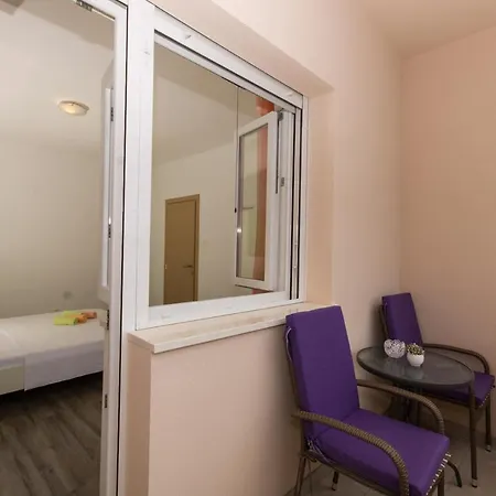 Ploka Aparthotel Okrug Gornji