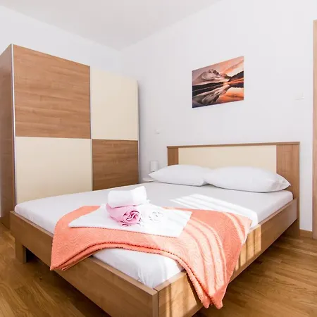 Ploka Aparthotel Okrug Gornji
