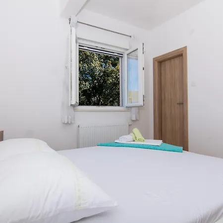 Ploka Aparthotel Okrug Gornji