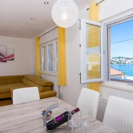 Ploka Aparthotel Okrug Gornji