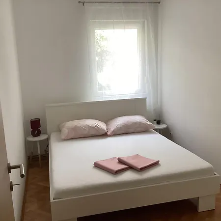 Ploka Aparthotel Okrug Gornji